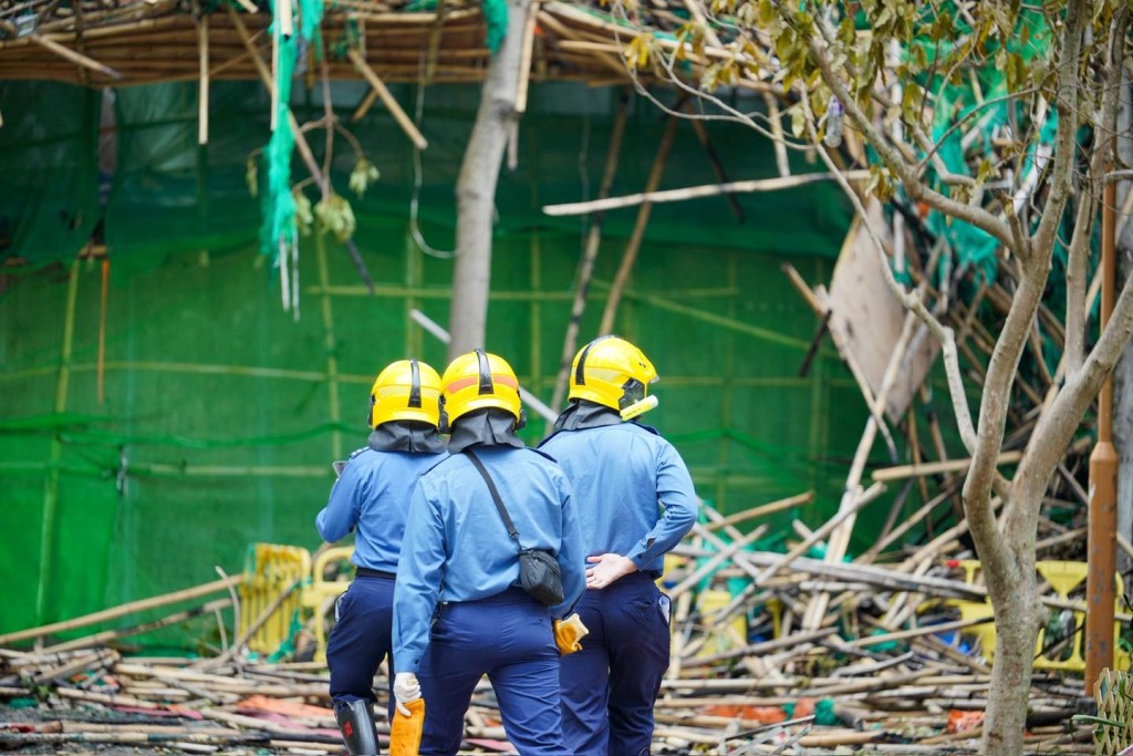 災難遇害者辨認組（DVIU）、鑑證科、機動部隊和各總區刑事部人員今日進入火場進行善後工作。香港警察fb圖片