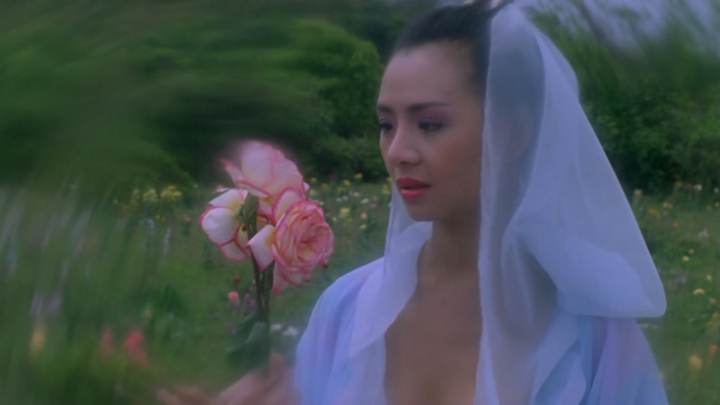 叶子楣在1990凭三级电影《聊斋艳谭》中饰演白狐仙一角，成为一代性感偶像。