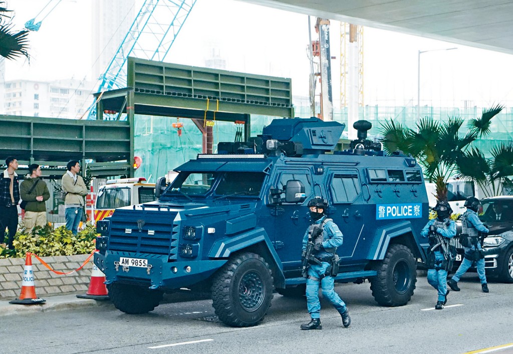 警隊「劍齒虎」裝甲車亦有出動，停泊在法院外候命。