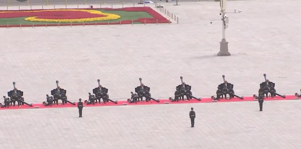 现场鸣放礼炮欢迎普京。(央视截图)