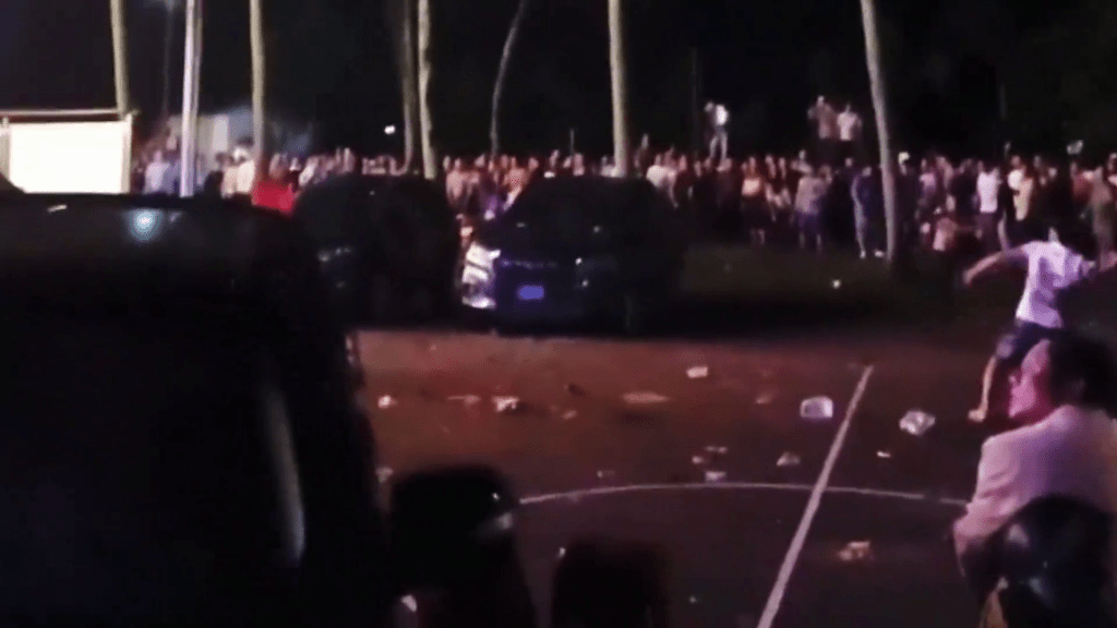 網片顯示,現場有人向公司辦公樓擲石等雜物。 網片顯示,現場有人向公司辦公樓擲石等雜物。