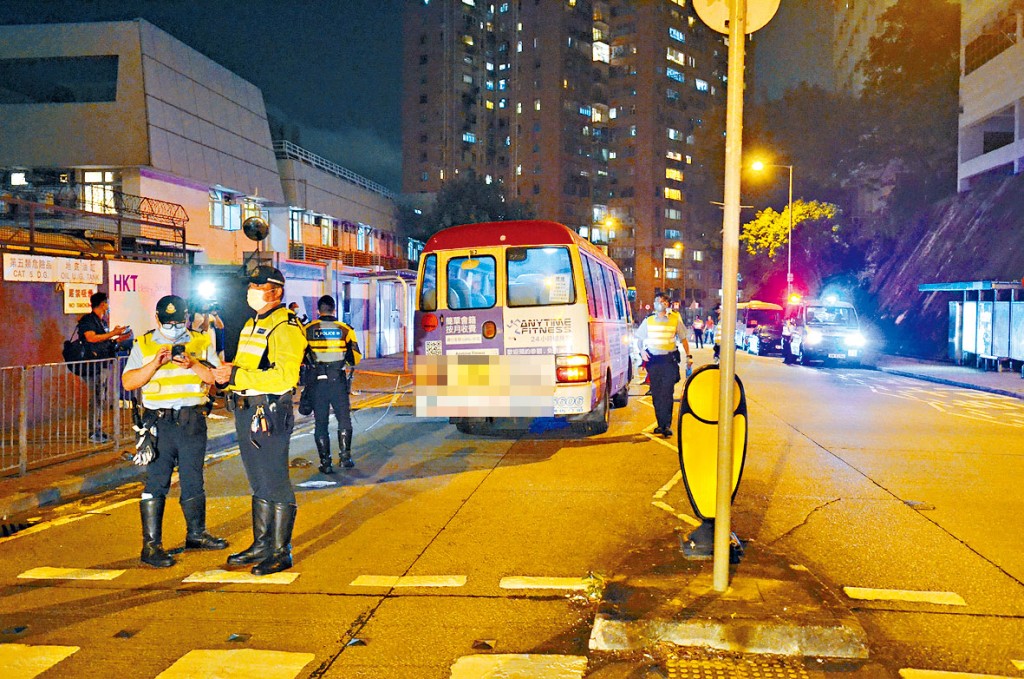 男途人遭小巴撞倒，司機其後被捕。