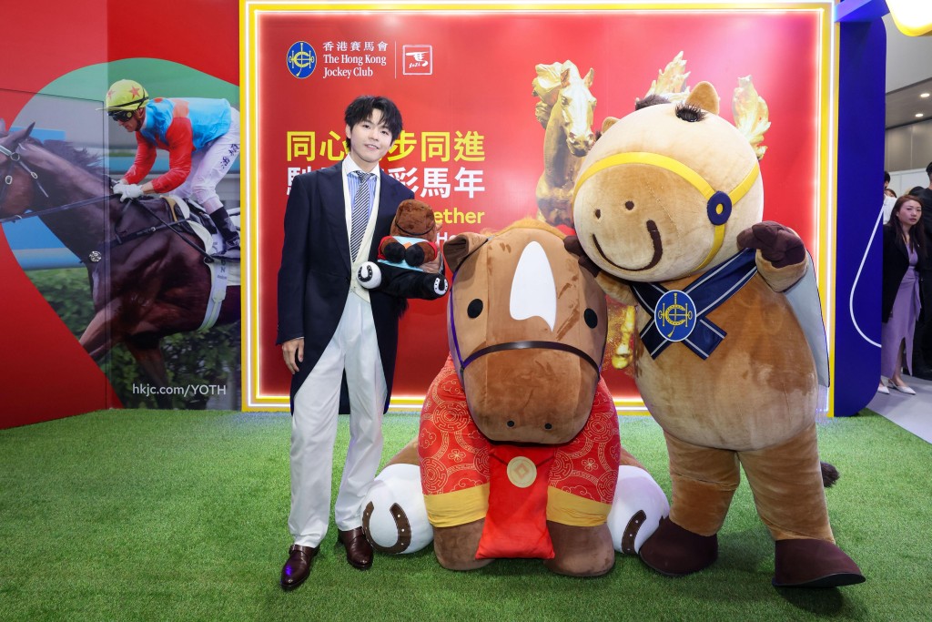 MIRROR成員陳卓賢在馬會攤位與觀眾會面，並在場內作現場演出。