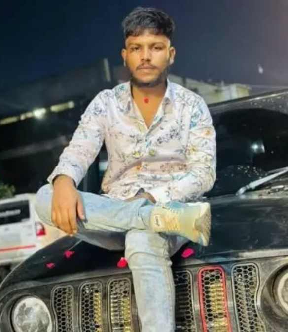 死者薩泰特與女友馬米德瓦生前合照。NDTV截圖