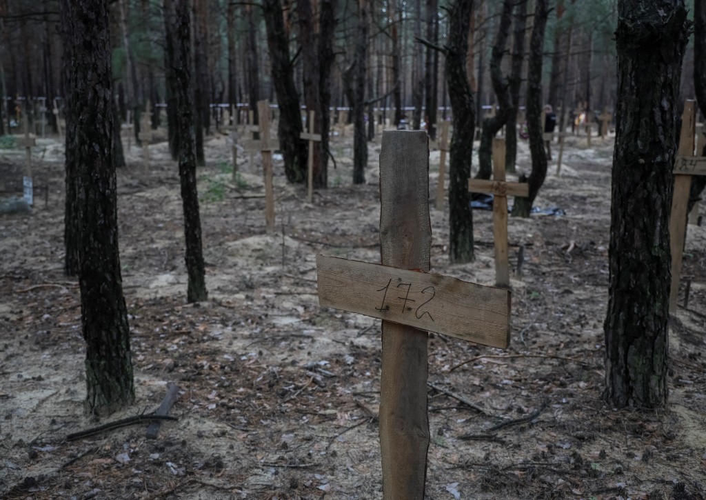 在森林內發現的墳墓有些插上了十字架。REUTERS