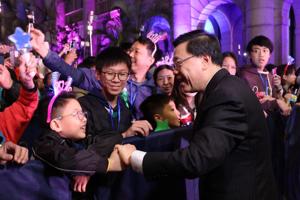 李家超與市民交談，跟小朋友握手。李家超fb