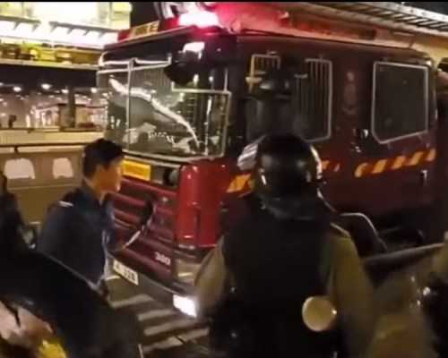 消防員不滿消防車被催淚彈擊中。影片截圖