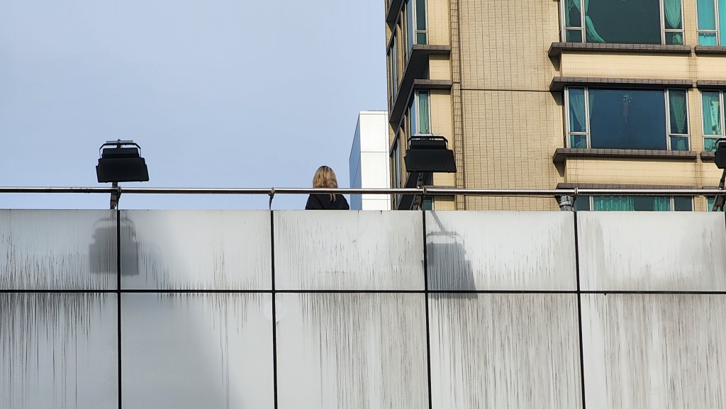 金发女子于商场天桥危站。黄文威摄