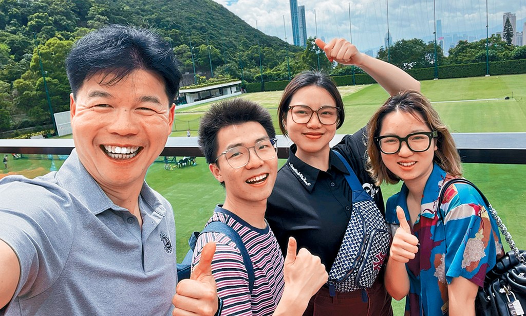 汤文龙与北大学生交流。 