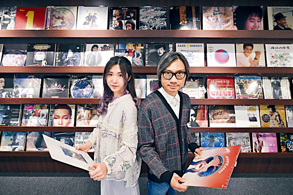 香港知專設計學院學術發展主管黃培達（右）認為，音樂製作早已進入數碼化時代，AI的應用是大勢所趨。左為鍾熙彤。
