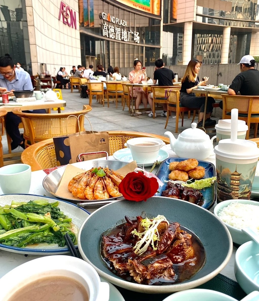 廣州常來小聚戶外用餐區，美食當前，氣氛悠閒。（圖片來源：小紅書@劉油果甘露）