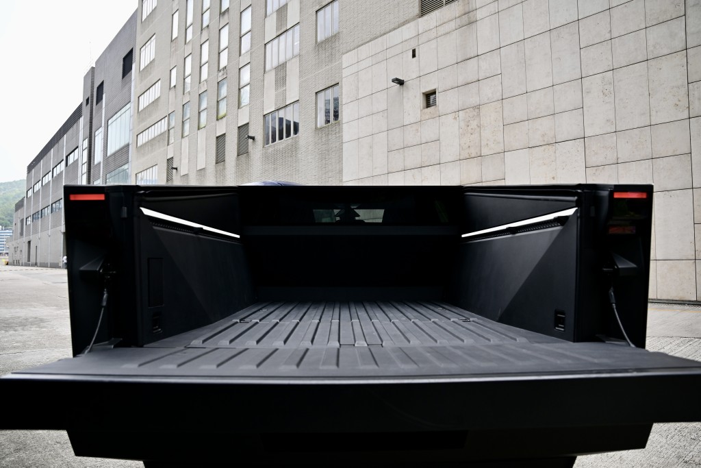 Tesla Cybertruck的6 x 4呎尾斗容量達1,897公升。