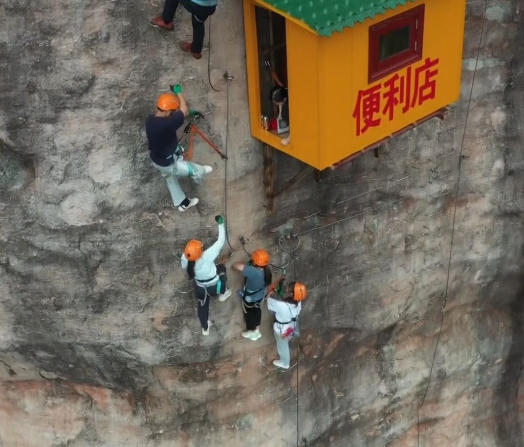 「最不便利的便利店」為攀岩者免費送水。影片截圖