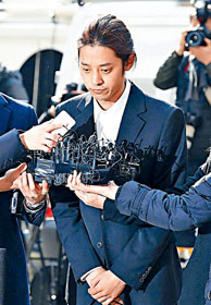 鄭俊英因偷拍及散播性愛片遭起訴之外，更要向公司賠錢。