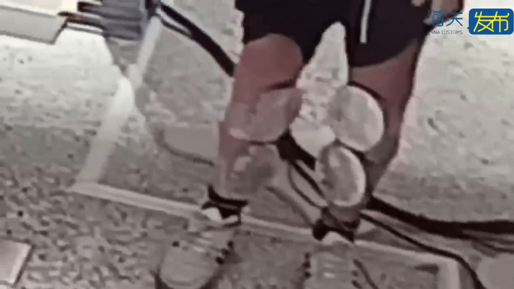 走私集团深夜闯关以“腰缠脚绑”方式偷运游戏光盘及卡带,共2,150件被起获。 走私集团深夜闯关以“腰缠脚绑”方式偷运游戏光盘及卡带,共2,150件被起获。