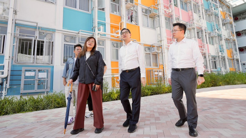 恒基地產執行董事黃浩明(中)等人到元朗恒莆新苑探訪。