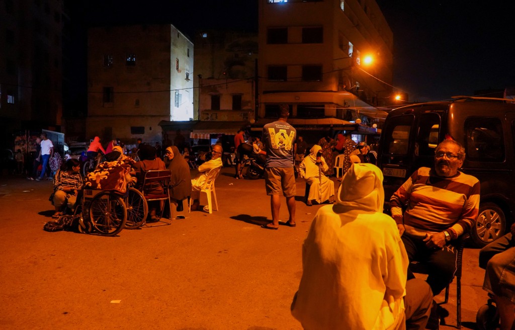 摩洛哥发生强烈地震后，人们聚集在卡萨布兰卡的街道上。REUTERS