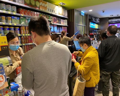 市民排隊買生活用品。