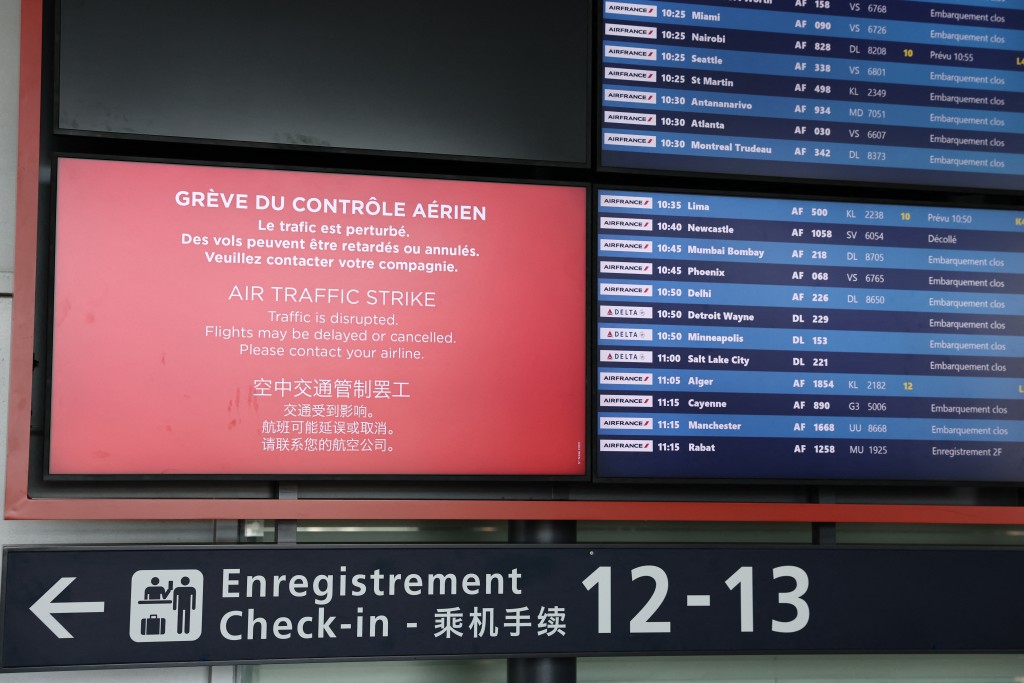 戴高樂機場大批航班因空管罷工取消或延誤。 法新社 戴高樂機場大批航班因空管罷工取消或延誤。 法新社