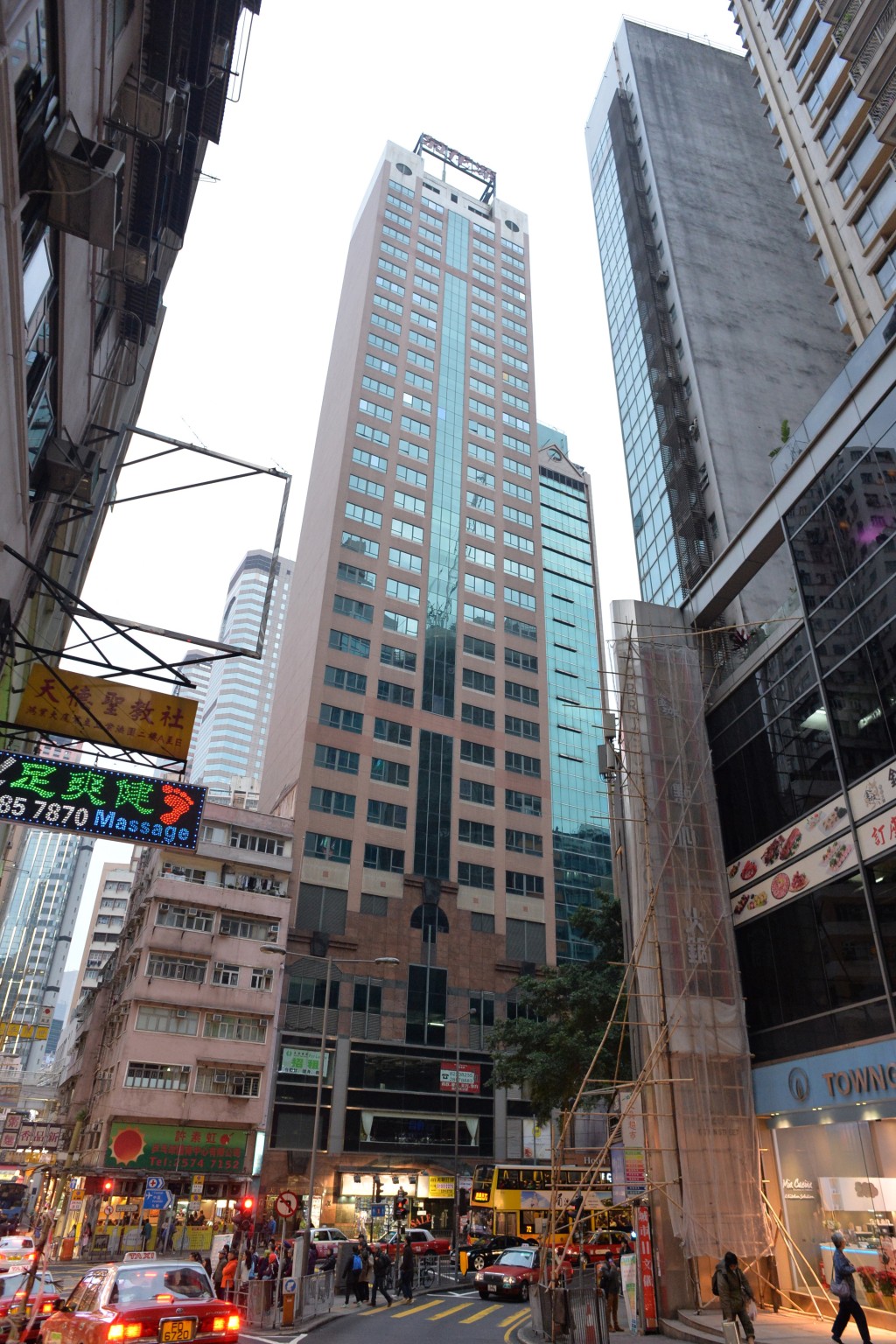 灣仔天樂廣場高層全層意向價2800萬，每呎約8009元較高位低42%。