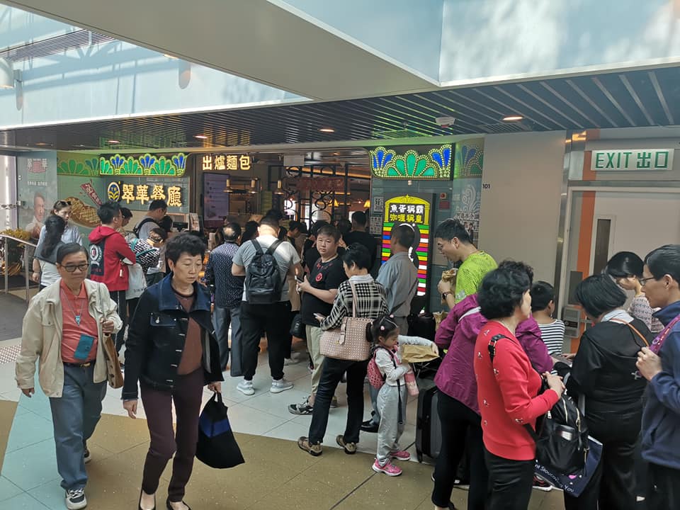 東涌多間食肆爆滿。東涌居民關注組