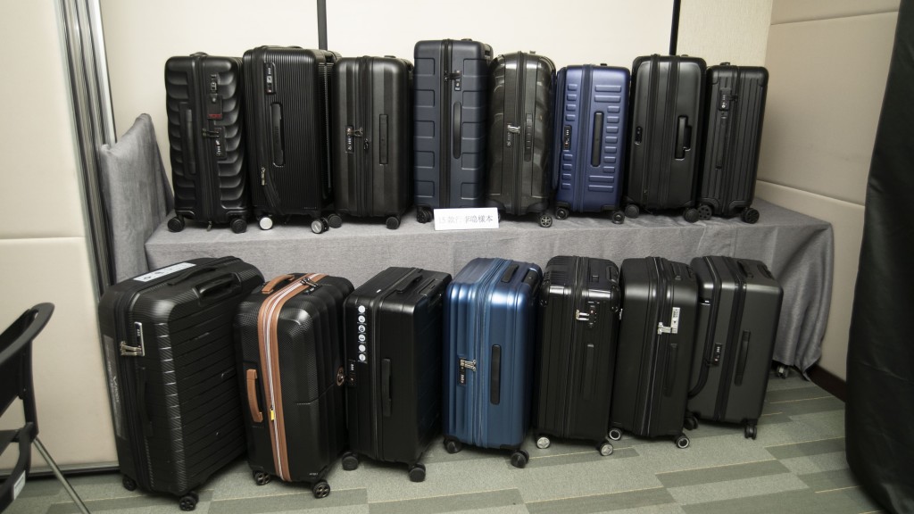 消委会测试15款中型硬身拉链式行李喼的耐用和化学安全程度。消委会提供