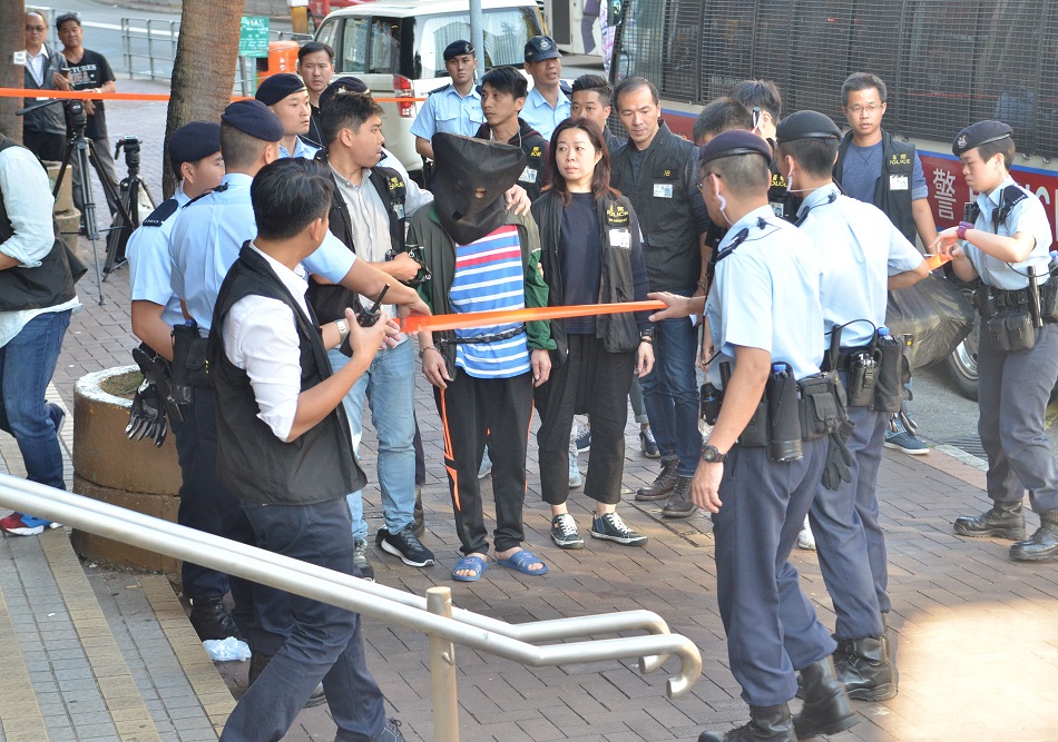 警員押疑犯重組案情