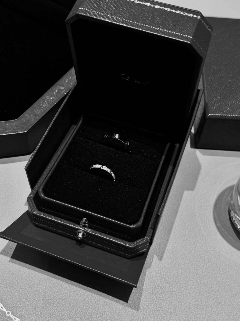 早前Kiki向陰陽相隔的愛人表示：「戒指我幫你戴咗，你記得記得記得要搵返我。」