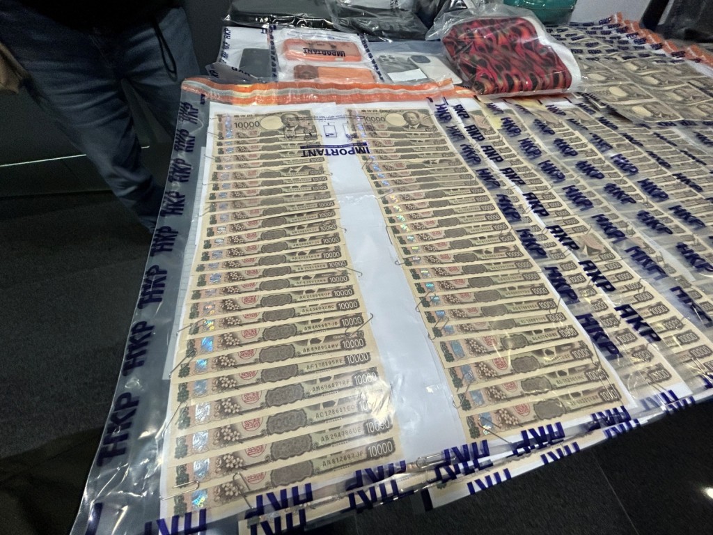 上環1月30日發生劫案5,100萬日圓搶劫案,圖為警方檢獲的證物。資料圖片 上環1月30日發生劫案5,100萬日圓搶劫案,圖為警方檢獲的證物。資料圖片