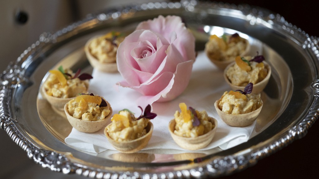 2022年登基白金禧，伊利沙伯二世在桑德灵厄姆宫以“加冕鸡”杯形酥皮馅饼宴客。 美联社