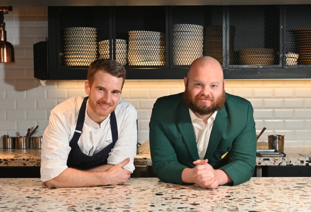 餐厅主厨Mario Paecke(图左)及酒吧总监John Nugent各有所长，为客人带来最佳的感官享受。