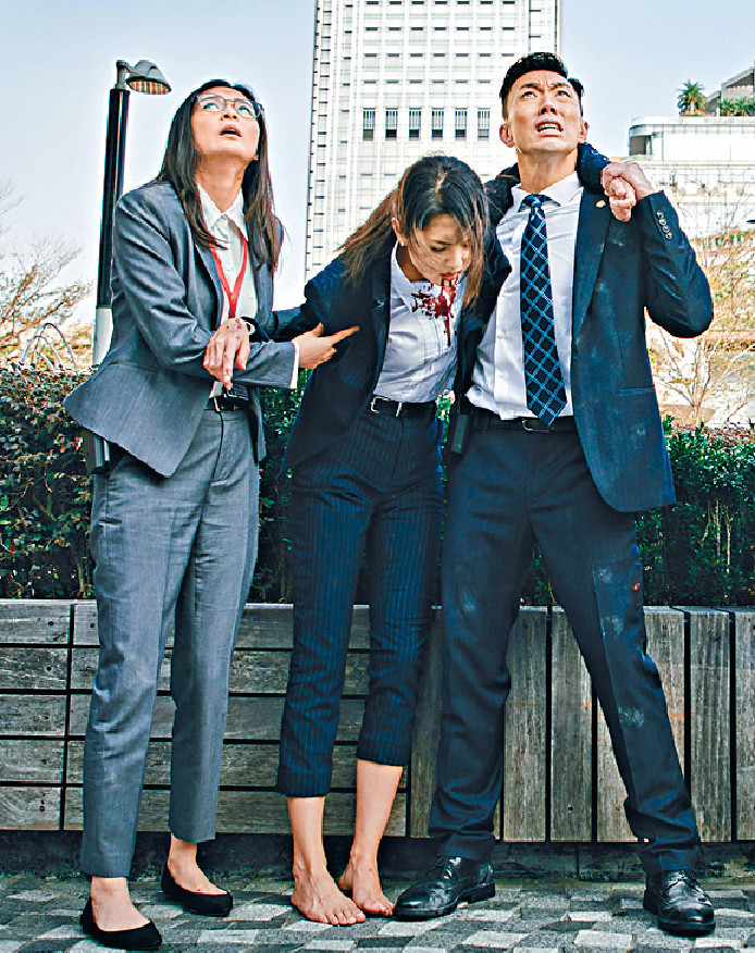 ■赤腳兼一面血的陳庭欣，被劉浩龍及夏嫣挾住逃生。