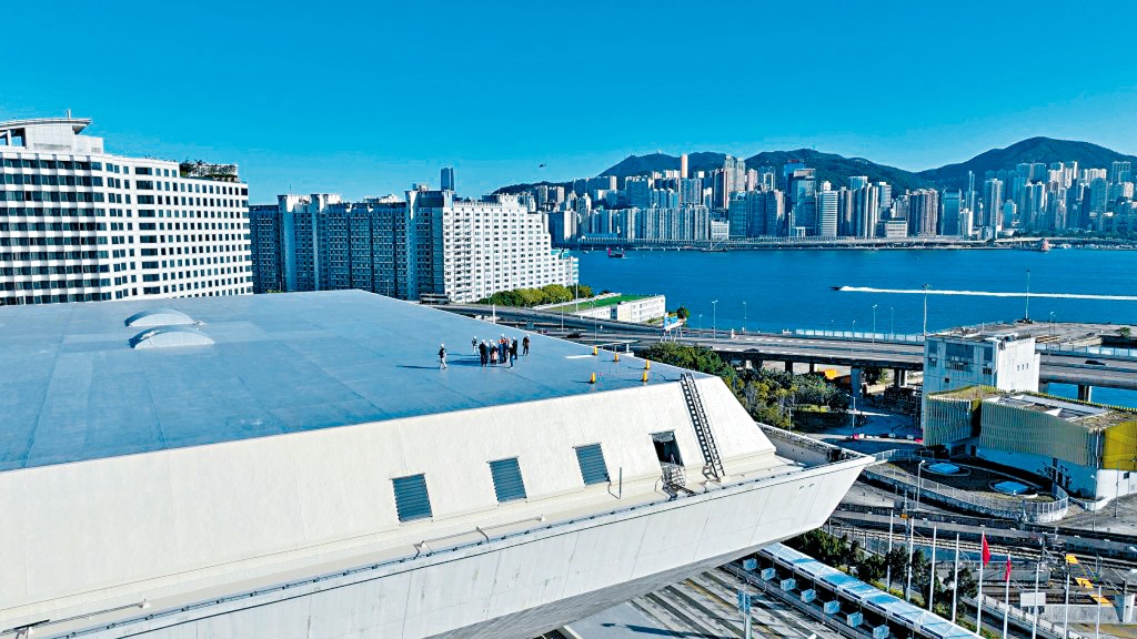 建築署在紅館天台塗上塗層。