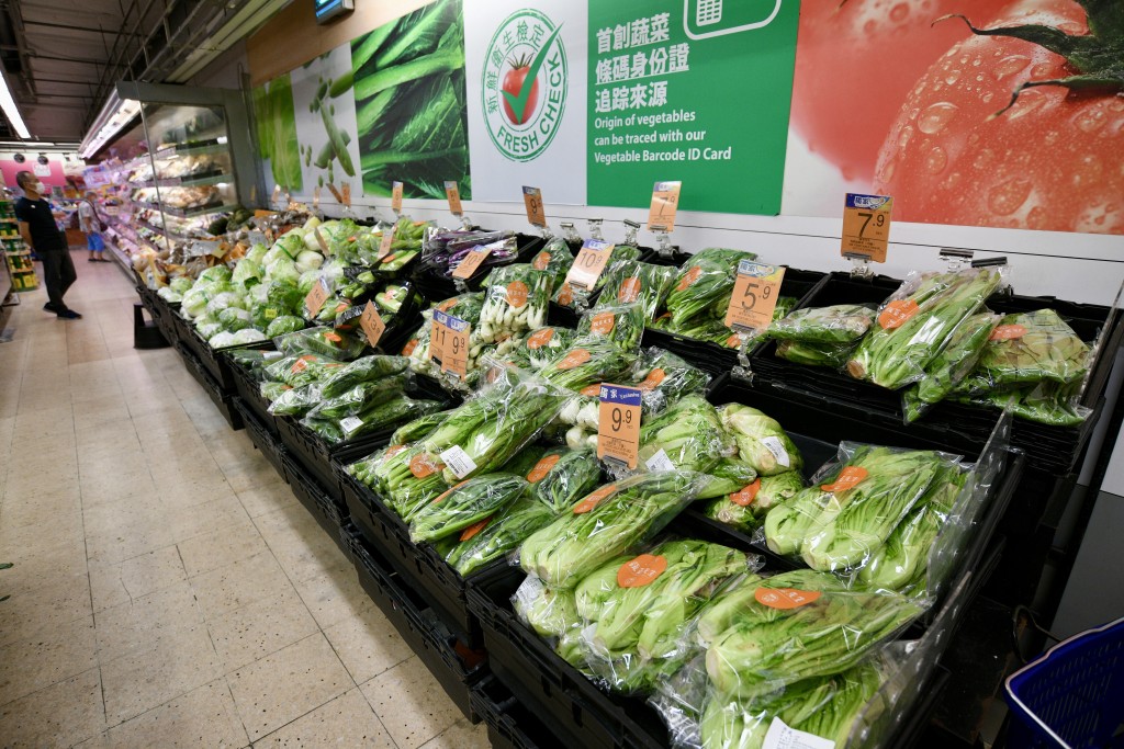 《星島》記者亦走訪了黃大仙的超級市場，同樣未見有明顯人流，蔬菜供應量充足，唐生菜一包賣5.9元，價格與平時相若。（蘇正謙攝）