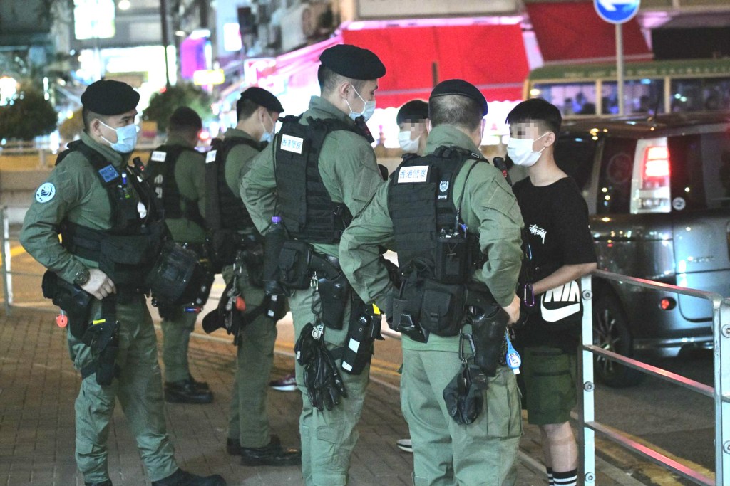 警員截查途人。