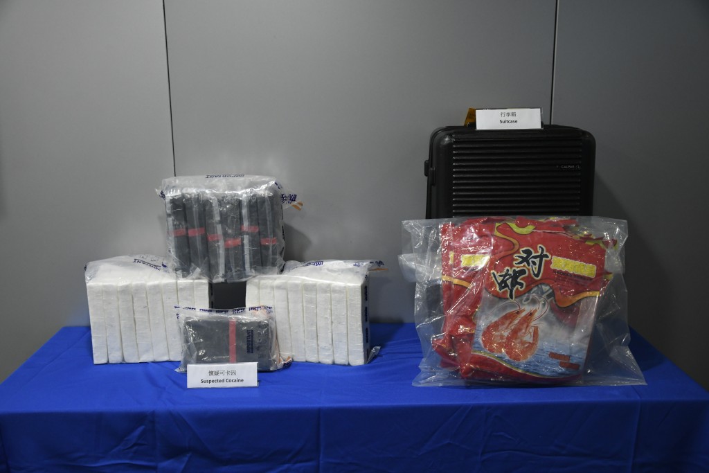 警方檢獲大批毒品。楊偉亨攝 警方檢獲大批毒品。楊偉亨攝