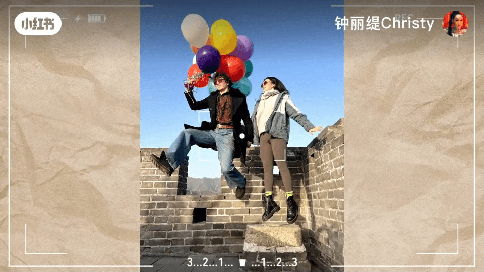 张敏钧及其外籍男友Julian一起跳跃拍照。
