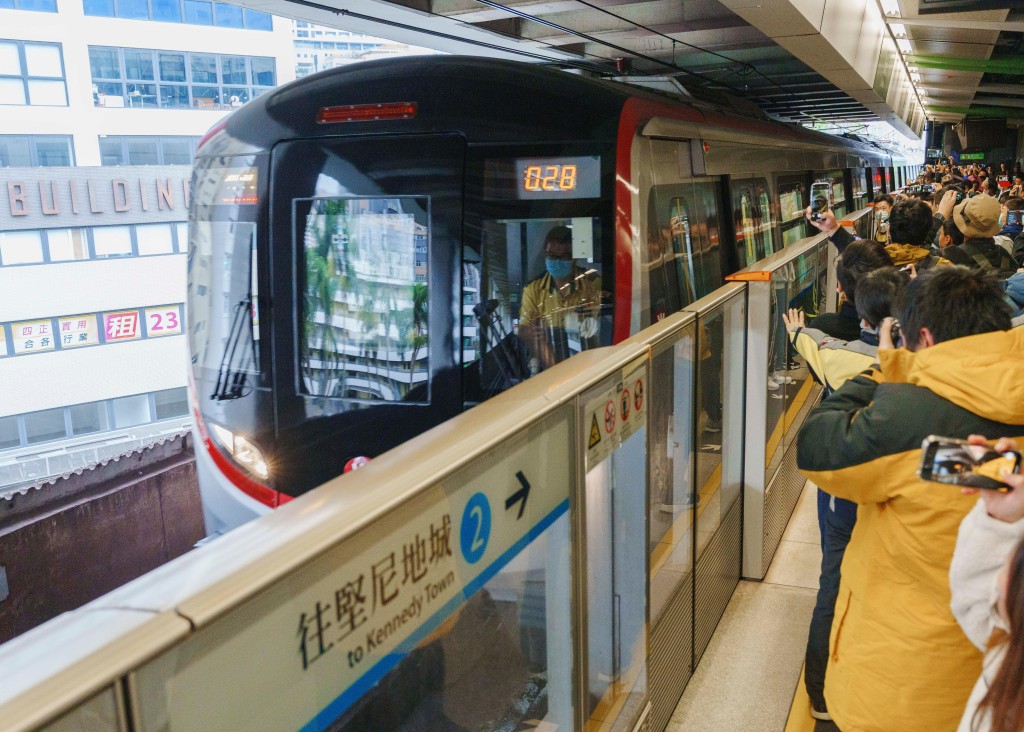 港铁Q-Train新车于柴湾站开出。（港铁提供）