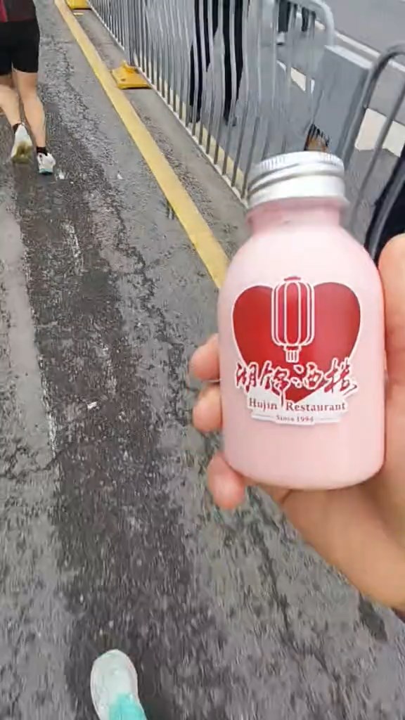 现场派发各式饮品小食。