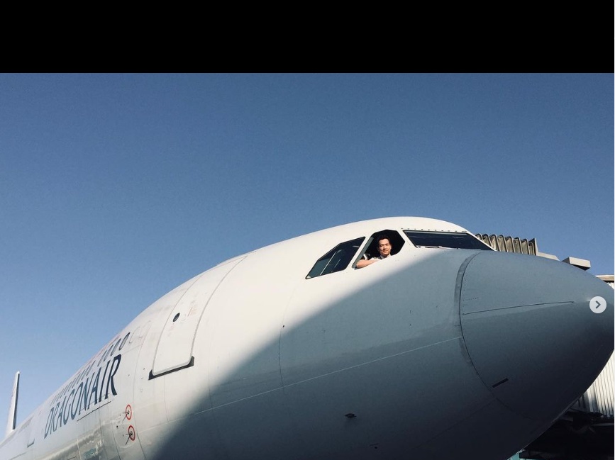 2015年4月，麥大力與港龍飛機合照。