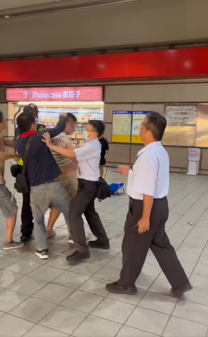 香港男遊客在台灣士林被兩名男子圍毆至短褲險脫落。Threads