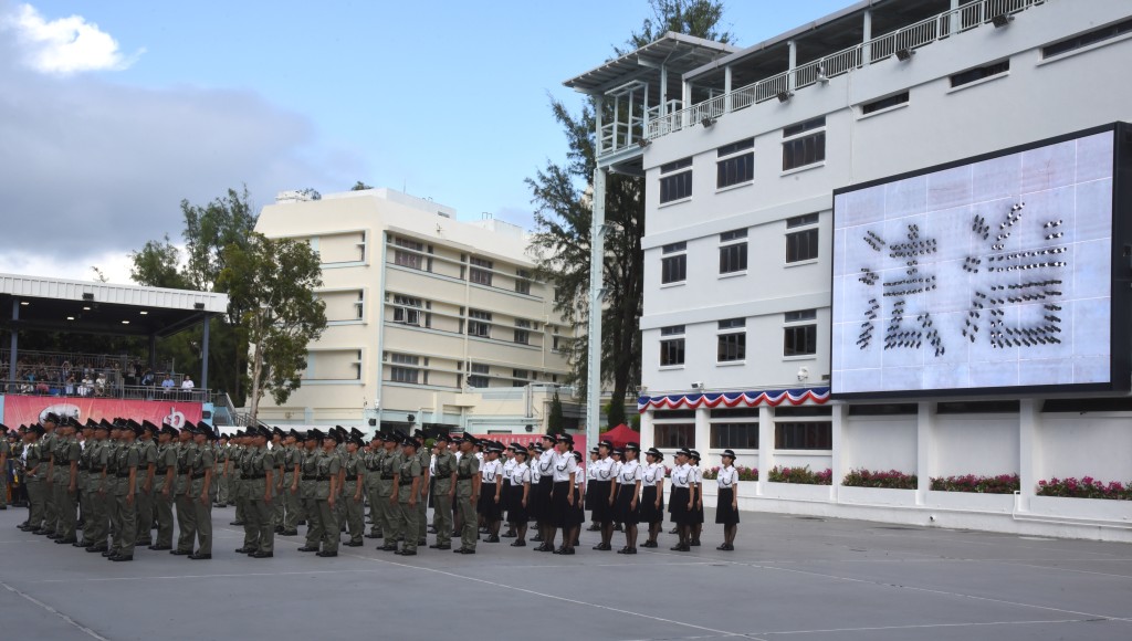 学员以整齐步伐排出「法治」二字。黄文威摄