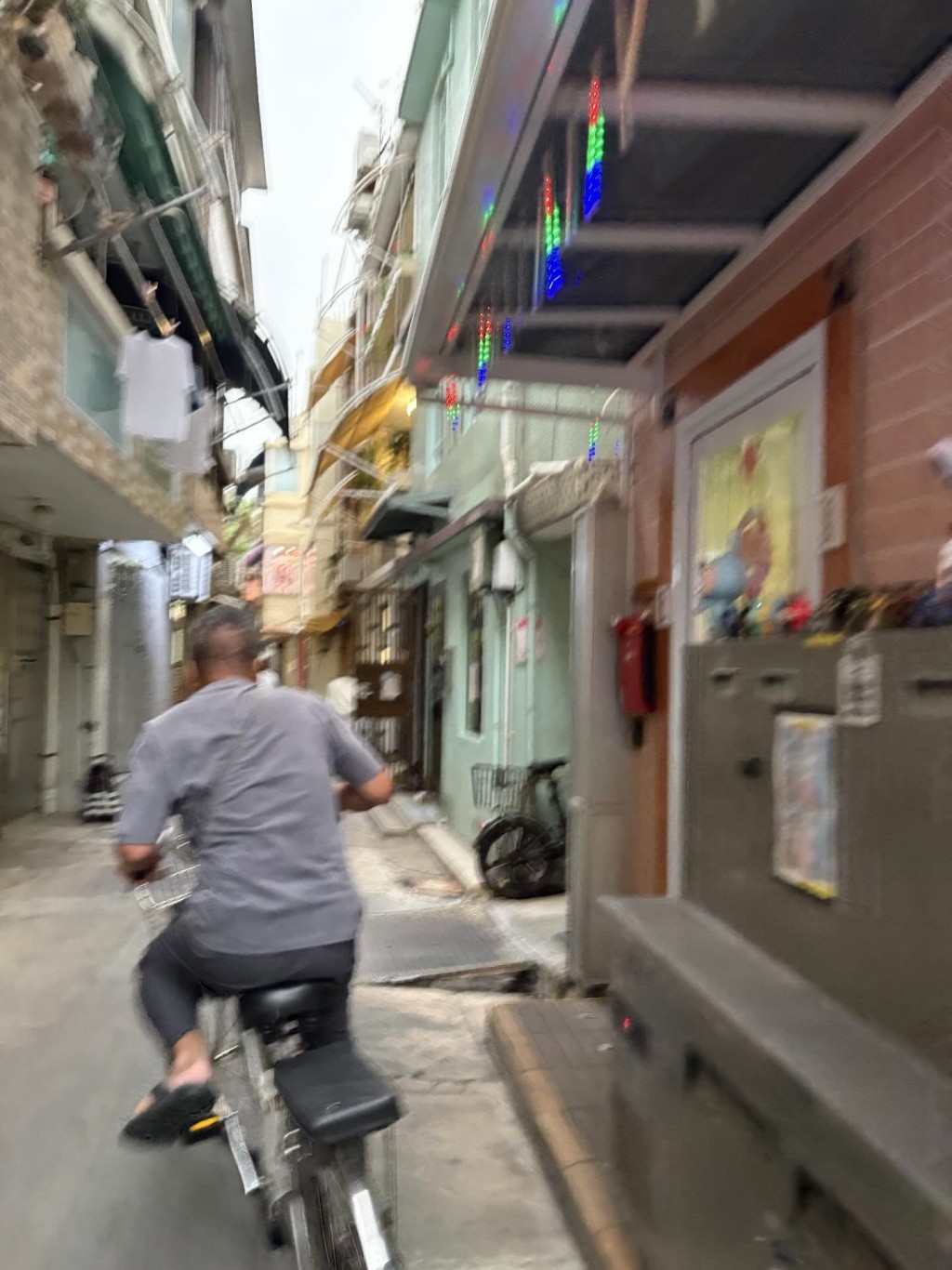 第五至第七張相，男子成功跳上單車，在長洲狹窄的巷弄中穿梭逃走，事主則緊追其後，相片記錄了兩人之間距離被逐漸拉遠的過程。（圖片：000headache＠Threads）