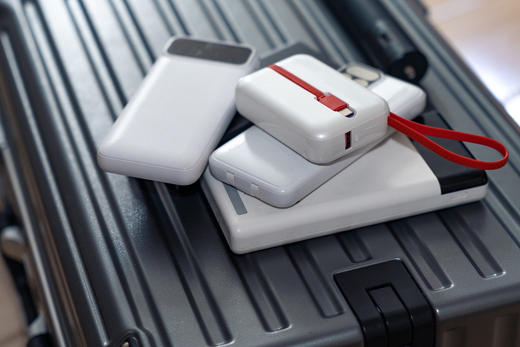 已獲3C認證的產品以後仍可攜帶登機，可能屬過渡期。 央視圖片