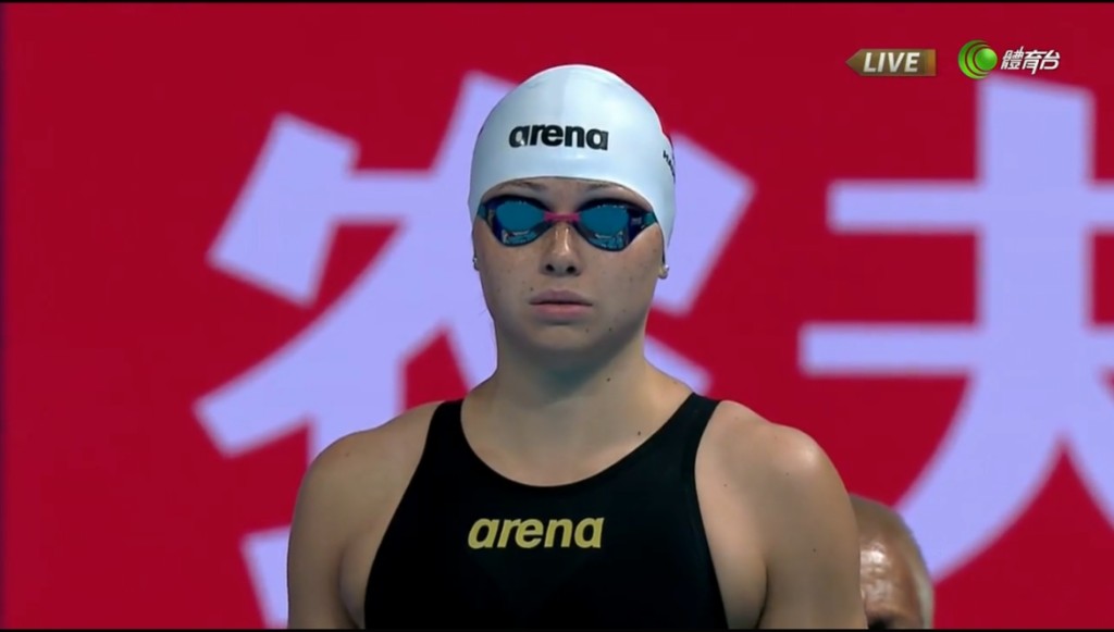 何詩蓓出戰女子400米自由泳決賽，奪得今屆第三面獎牌。電視截圖