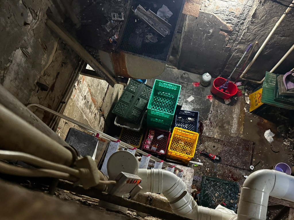 現場為便利店後門的天井位置。 現場為便利店後門的天井位置。