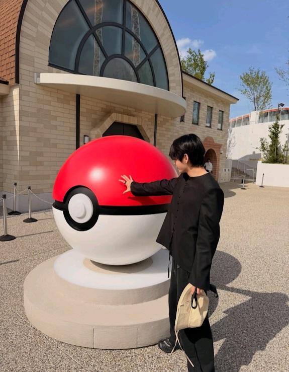 大膽的V以真面目示人，還作勢抓住精靈球拍照。