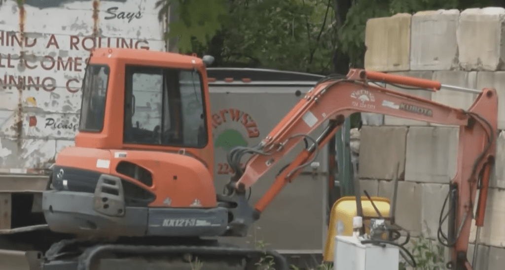 男子用來拆屋的挖土機。CBS Pittsburgh畫面截圖 男子用來拆屋的挖土機。CBS Pittsburgh畫面截圖