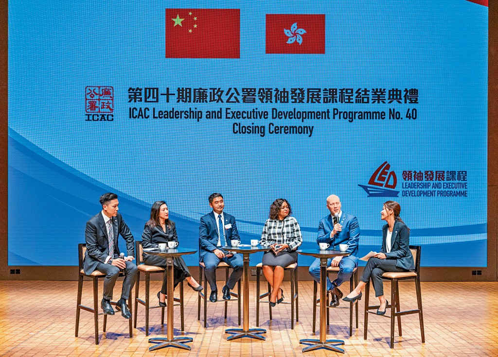 六位学员，消防处消防区长（九龙西）江伟忠（左一）、联合国毒品和犯罪问题办公室国家反腐败计划主任Irish Kirbee V. Tibayan （左二）、不丹反贪公署副总法律主任Kelden Jamtsho （左三）、肯亚道德和反腐败委员会署理助理总监Joyce.W.Munene （右三）、澳洲联邦警队侦缉警司Timothy Underhill （右二）、廉署总调查主任黎绮媚 （右一），在结业礼中分享感受。