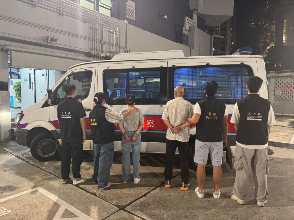 兩名內地男女分別59及48歲,涉嫌「違反逗留條件」被捕。警方圖片 兩名內地男女分別59及48歲,涉嫌「違反逗留條件」被捕。警方圖片